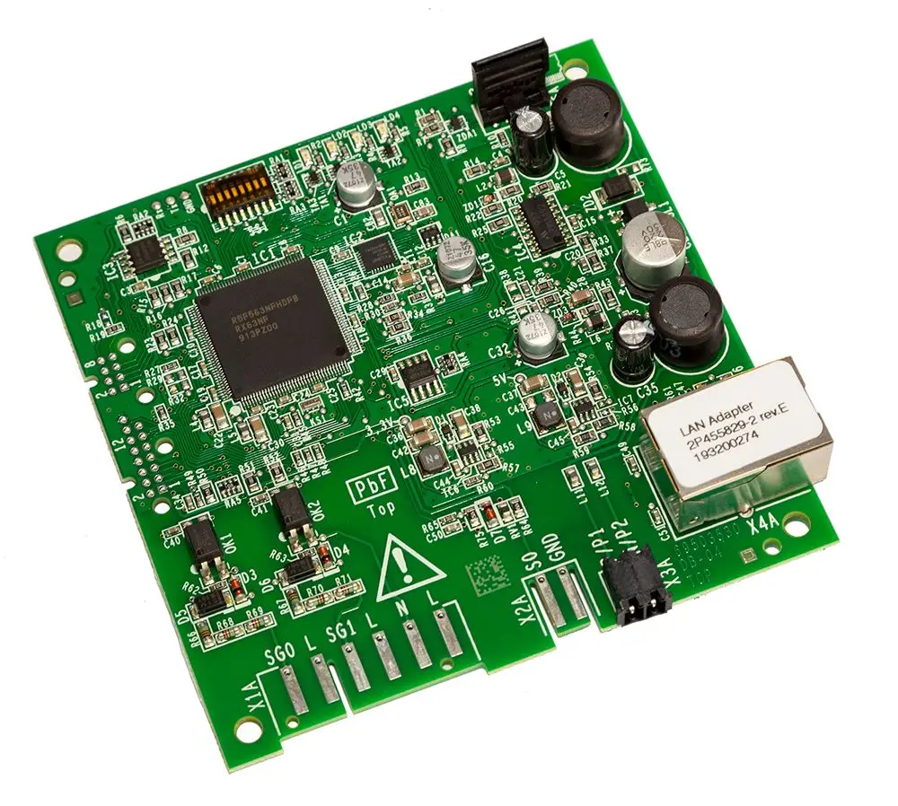 Grüne Leiterplatte mit verschiedenen elektrischen Komponenten und einem LAN-Adapter, verwendet in Daikin-Systemen zur Datenkommunikation.